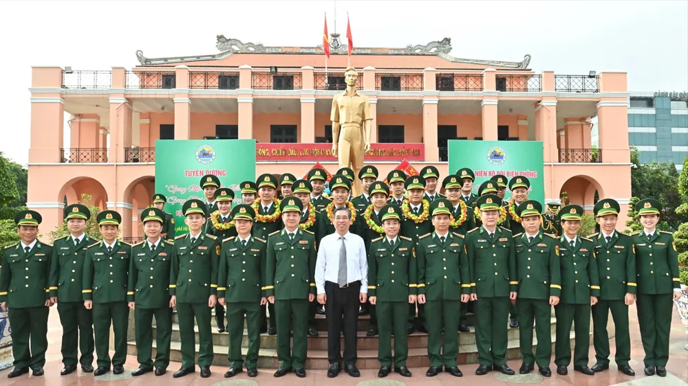 Bộ đội Biên phòng dâng hoa, dâng hương tưởng niệm Chủ tịch Hồ Chí Minh