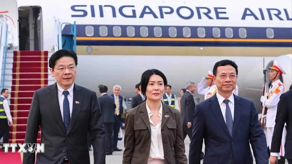 Thủ tướng Singapore và Phu nhân bắt đầu thăm chính thức Việt Nam