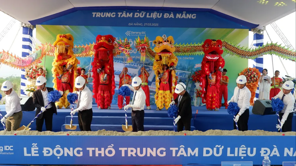 Các đại biểu thực hiện nghi thức động thổ. Ảnh: XUÂN QUỲNH