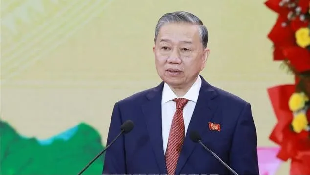 Tổng Bí thư Tô Lâm gắn Huân chương Lao động hạng Nhất lên Cờ truyền thống của TP Đà Nẵng. Ảnh: XUÂN QUỲNH