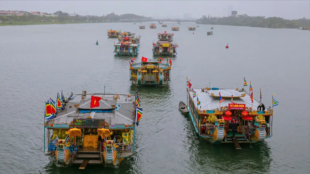 Thuyền cung nghinh Thánh Mẫu ngược sông Hương lên điện Huệ Nam