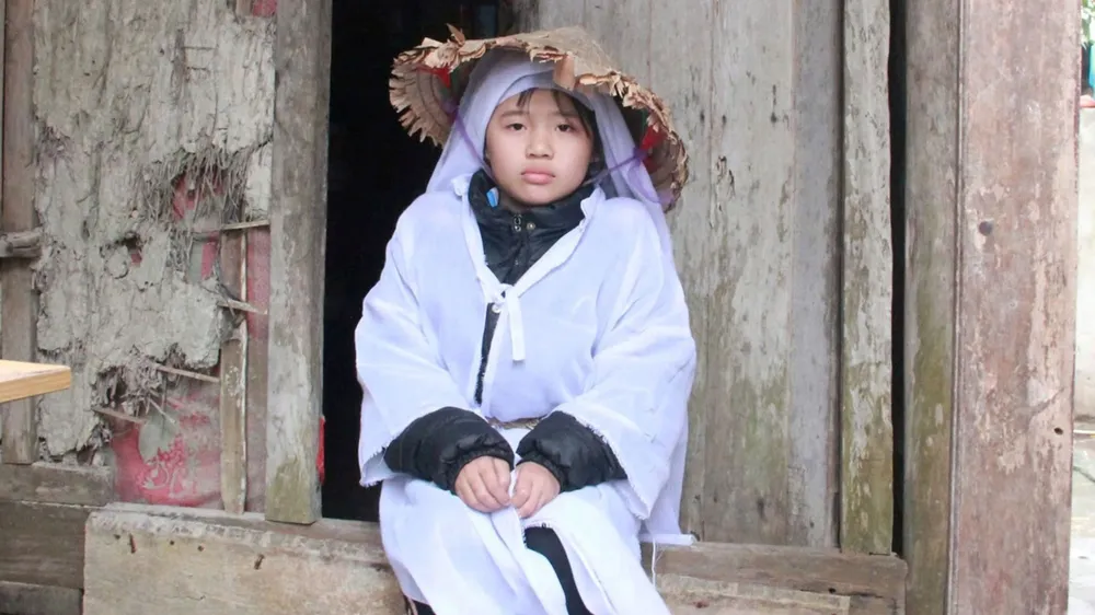 Xót thương bé gái 9 tuổi mồ côi cha mẹ