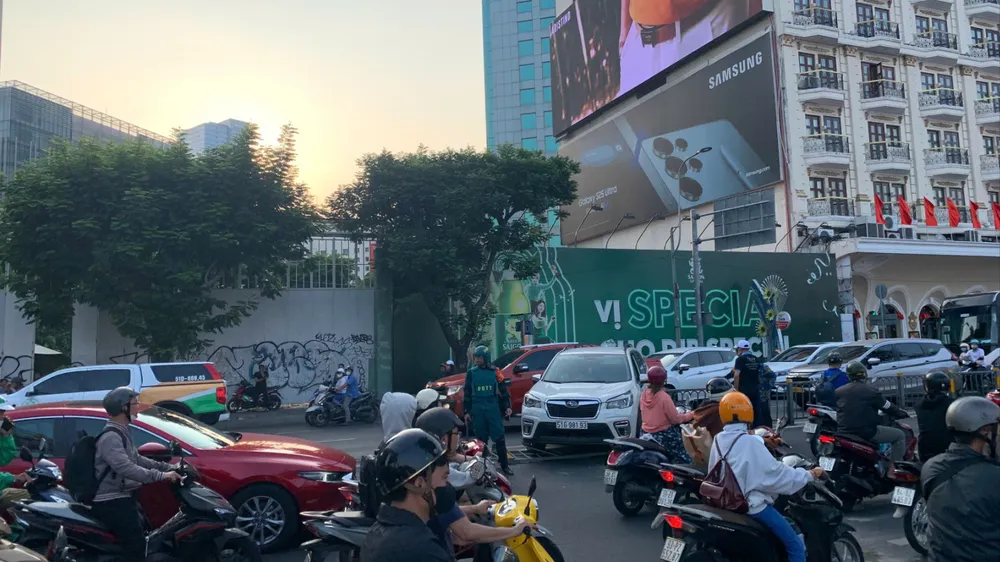 Giao thông qua khu vực ùn ứ. Ảnh: DŨNG PHƯƠNG