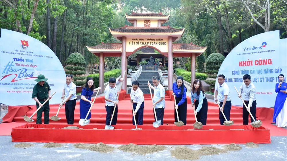Các đại biểu thực hiện nghi thức khởi công công trình 