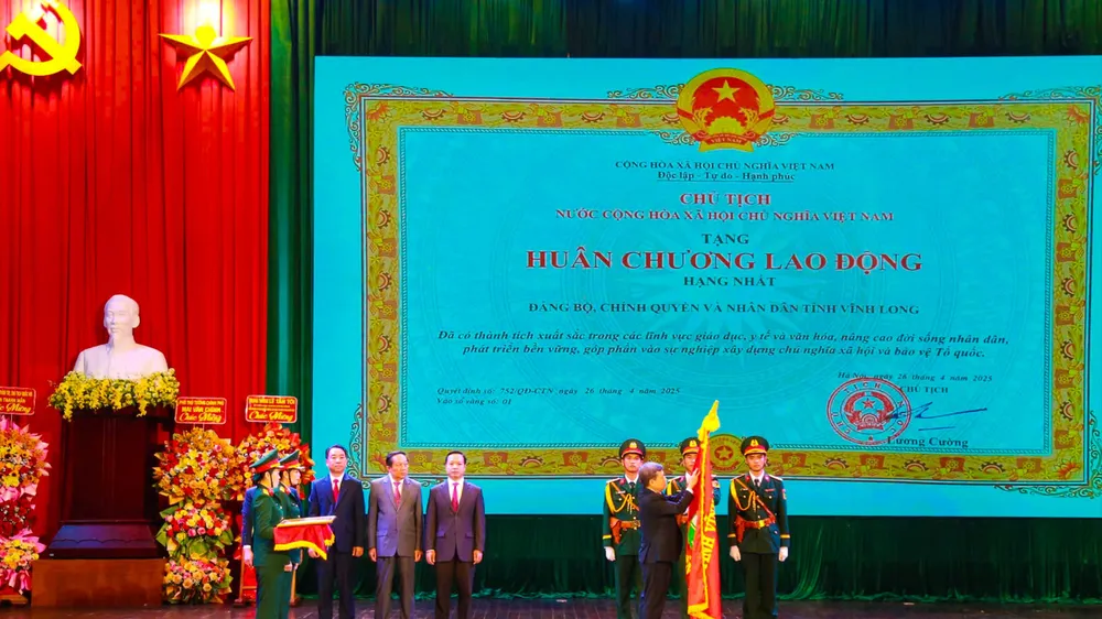 Vĩnh Long đón nhận Huân chương Lao động hạng Nhất