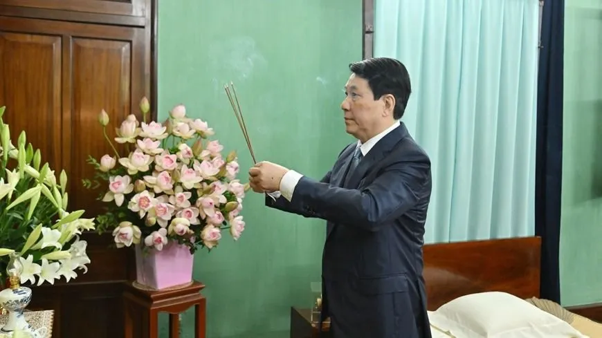 Chủ tịch nước Lương Cường dâng hương tưởng niệm Chủ tịch Hồ Chí Minh