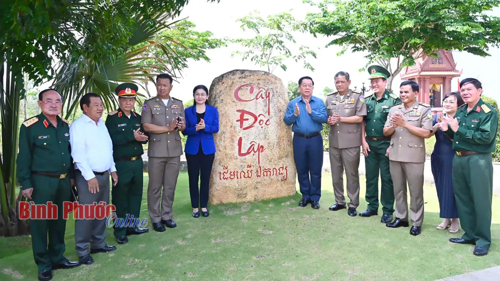 Đồng chí Nguyễn Trọng Nghĩa tham quan Cụm công trình lưu niệm tại Khu vực X16