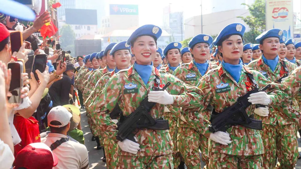 “Vui sao nước mắt lại trào”