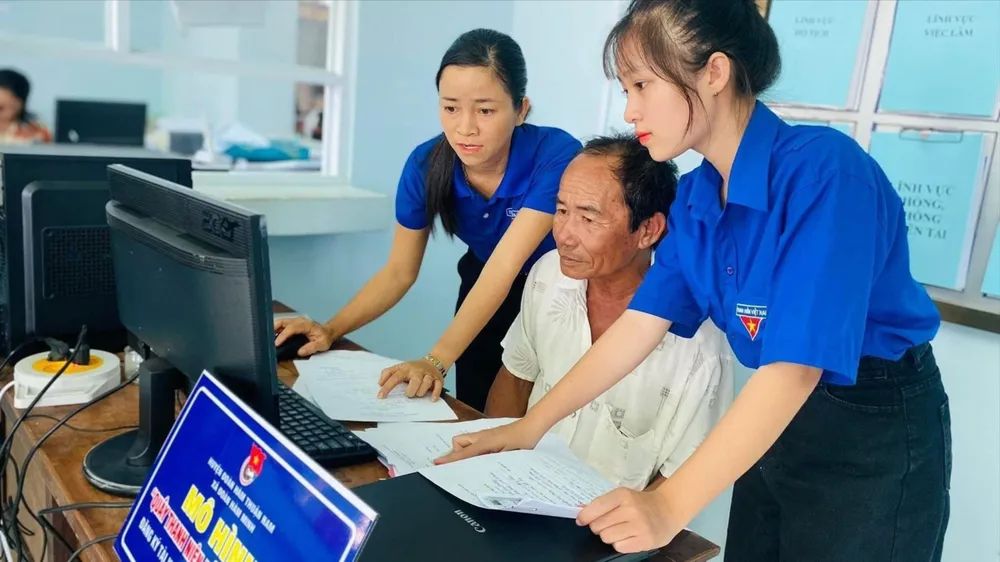 Đoàn viên, thanh niên xã Hàm Ninh (huyện Hàm Thuận Nam, tỉnh Bình Thuận) phổ cập kiến thức số cho người dân