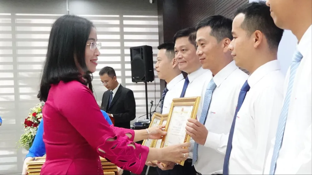 Bà Nguyễn Thị Anh Thi, Phó Chủ tịch UBND TP Đà Nẵng trao bằng khen cho tổ chức, cá nhân được vinh danh. Ảnh: XUÂN QUỲNH