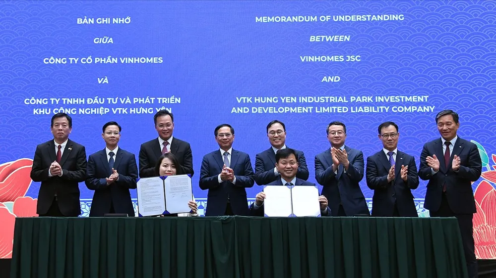 Ký kết các biên bản hợp tác tại Hội nghị "Gặp gỡ Hàn Quốc 2025". Ảnh: VIẾT CHUNG