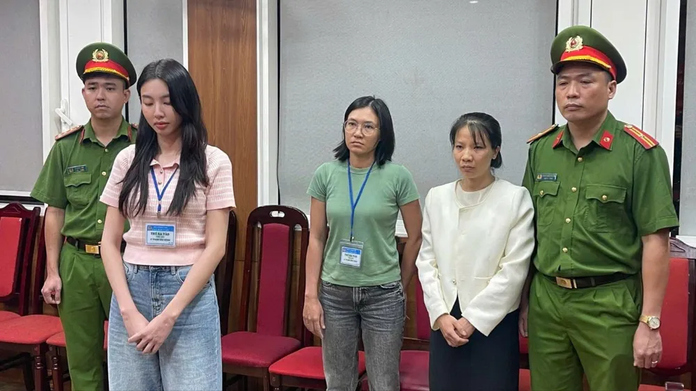 Bắt tạm giam Hoa hậu Nguyễn Thúc Thùy Tiên
