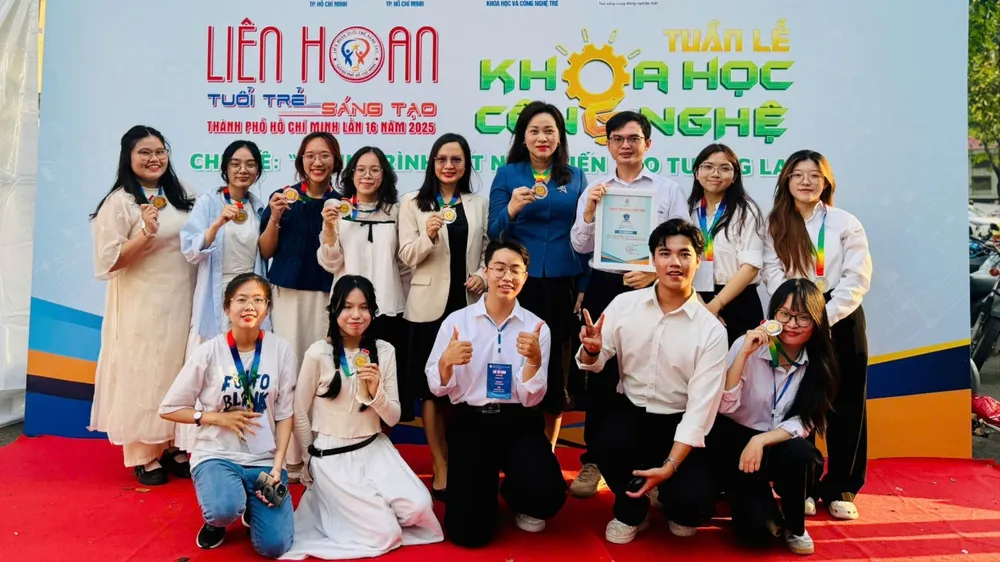 Sinh viên Trường ĐH Nguyễn Tất Thành chụp hình lưu niệm tại Lễ trao giải thưởng "Thiết kế, chế tạo, ứng dụng" 2025