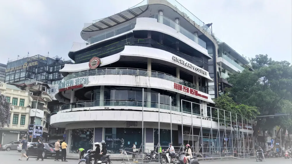 Quây tôn, chuẩn bị phá dỡ tòa nhà “Hàm cá mập”
