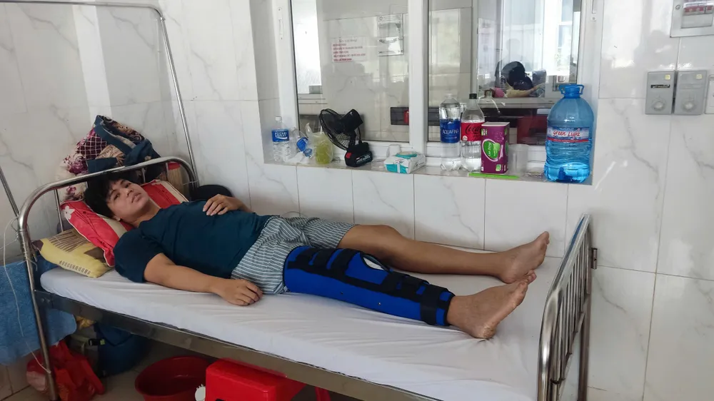Nam sinh mồ côi bị tai nạn cần được giúp đỡ