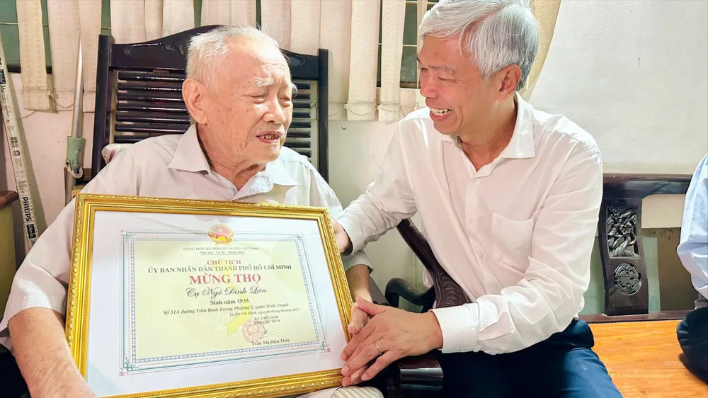 Phó Chủ tịch UBND TPHCM Võ Văn Hoan thăm, chúc thọ ông Ngô Đình Lân