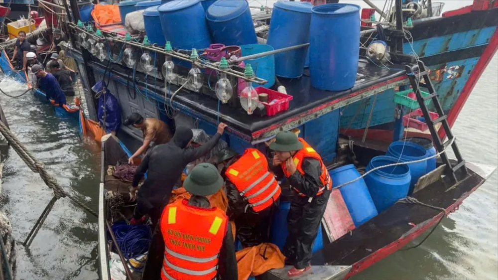 Ứng cứu thành công tàu cá bị chìm