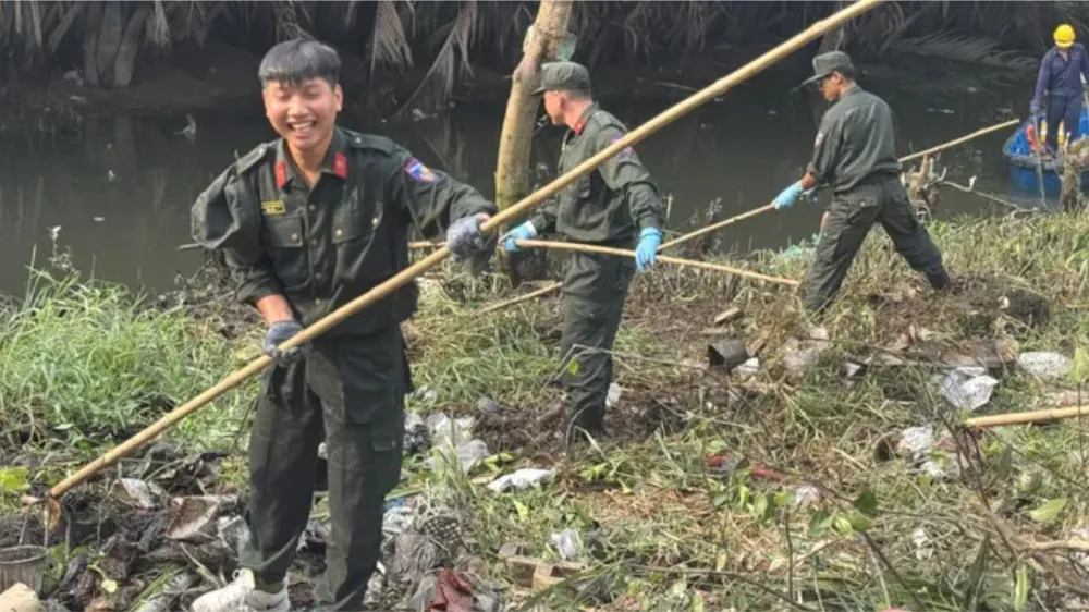 Dọn dẹp vệ sinh sạch sẽ để phòng chống bệnh sốt xuất huyết. Ảnh minh họa