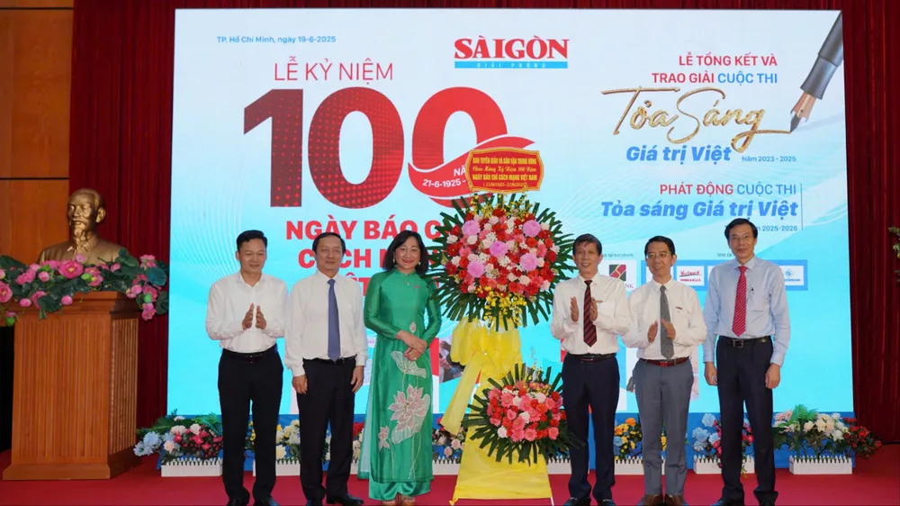 Đồng chí Huỳnh Thành Đạt, Ủy viên Trung ương Đảng, Phó trưởng Ban Tuyên giáo và Dân vận Trung ương tặng hoa chúc mừng Báo SGGP. Ảnh DŨNG PHƯƠNG