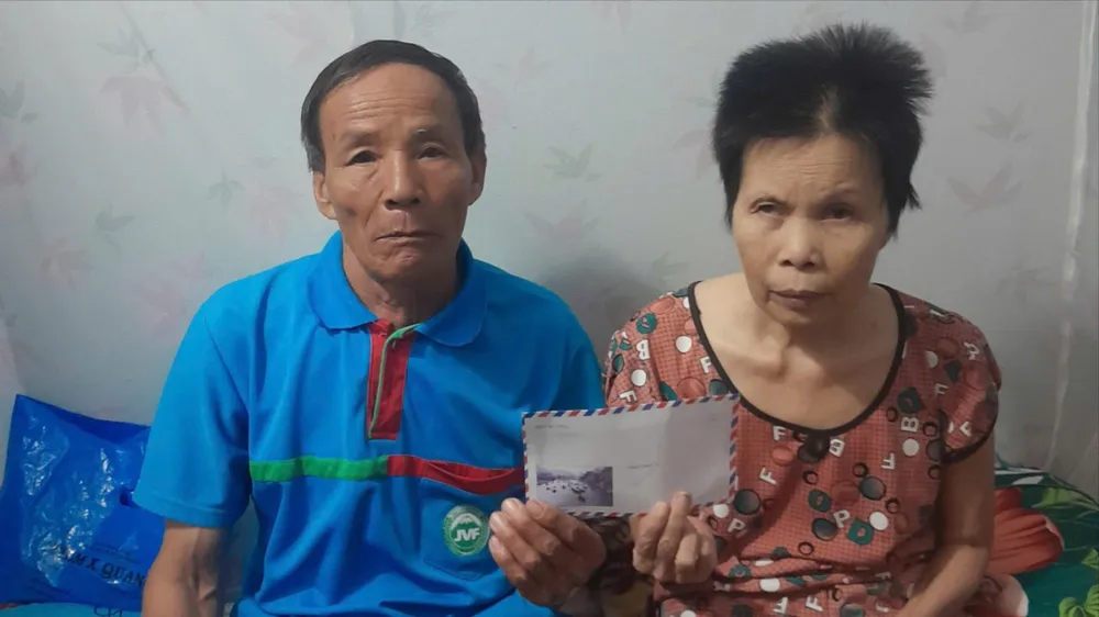 Trao tiền hỗ trợ đợt 2 cho gia đình có 3 người mắc bệnh nặng