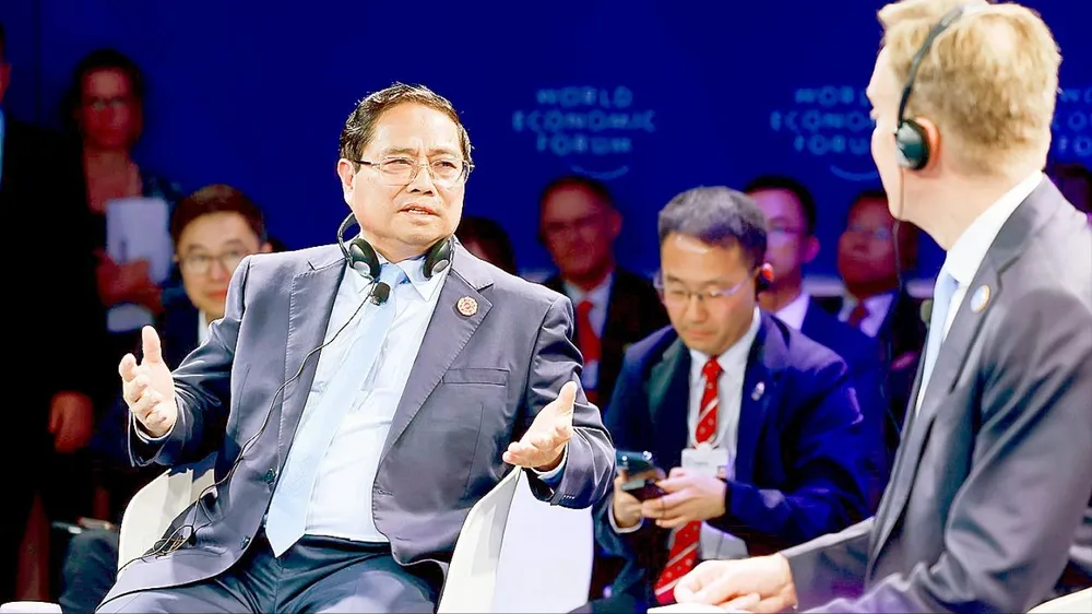 Thủ tướng Phạm Minh Chính trao đổi với Chủ tịch kiêm Tổng giám đốc Điều hành WEF Borge Brende. Ảnh: TTXVN