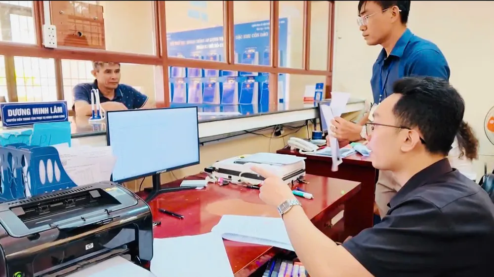 Người dân hồ hởi đi làm thủ tục hành chính