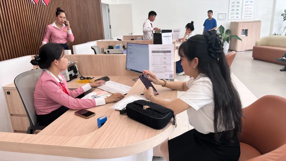 Khách hàng thực hiện giao dịch tại ngân hàng 