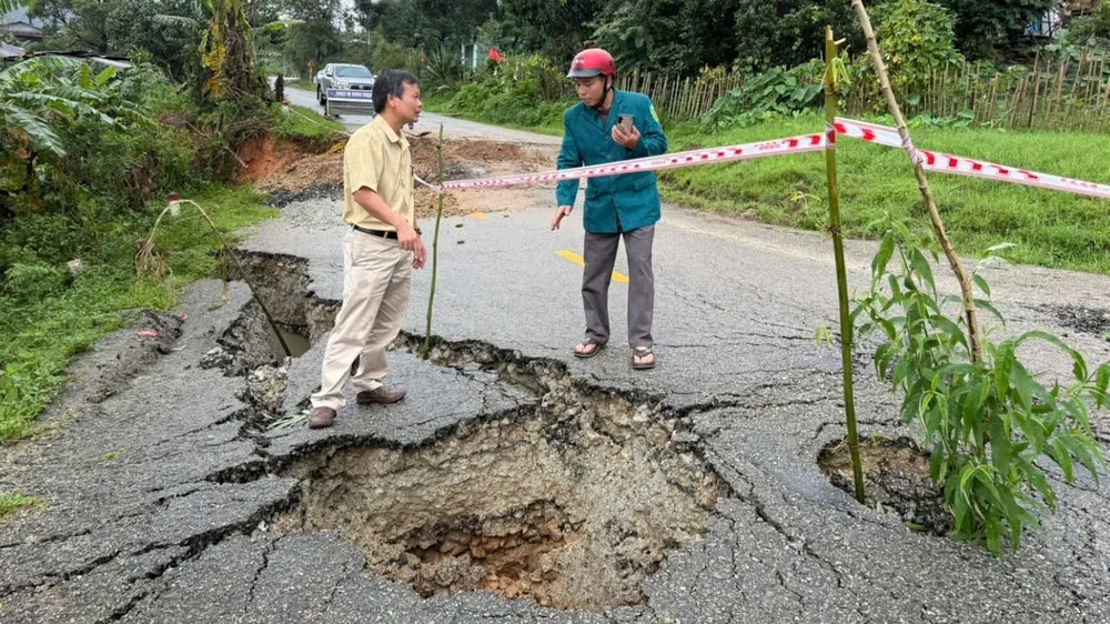 Quốc lộ 40B sụt lún, xuất hiện hố "tử thần" 