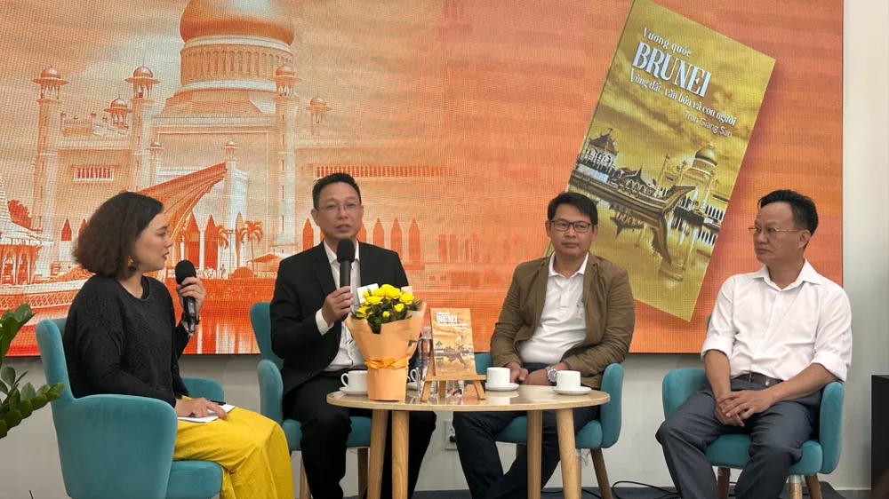 Khám phá Vương quốc Brunei qua những trang sách 