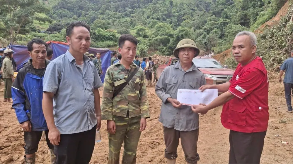 Cứu trợ khẩn cấp người dân bị ảnh hưởng lũ quét tại Điện Biên và Sơn La