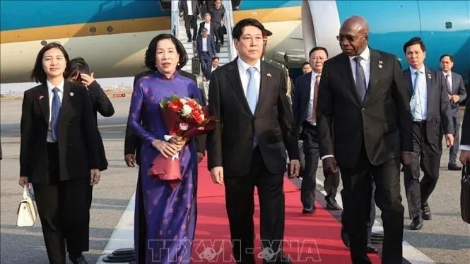 Chủ tịch nước Lương Cường đến Luanda, bắt đầu chuyến thăm cấp Nhà nước tới Cộng hòa Angola
