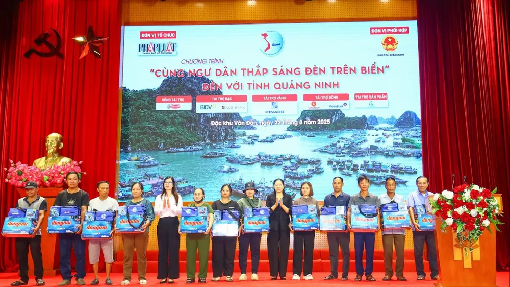  “Cùng ngư dân thắp sáng đèn trên biển” đến với đặc khu Vân Đồn