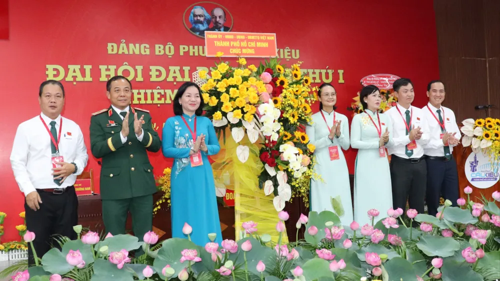 Đồng chí Trương Thị Bích Hạnh và Thiếu tướng Vũ Văn Điền tặng hoa của Thành ủy - HĐND - UBND - Ủy ban MTTQ Việt Nam TPHCM đến đại hội