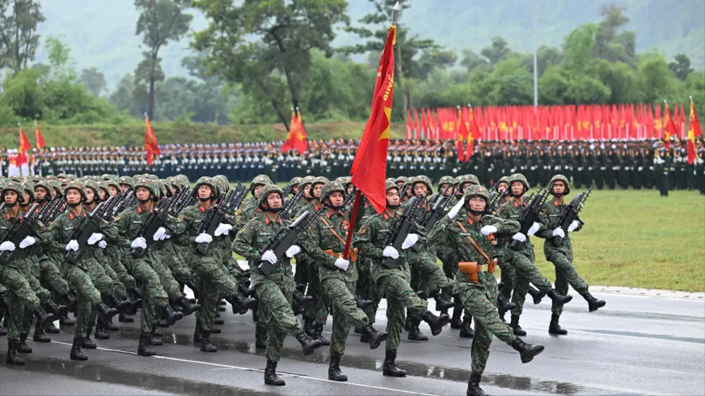 Bước chân hào hùng, mạnh mẽ của lực lượng tham gia diễu binh