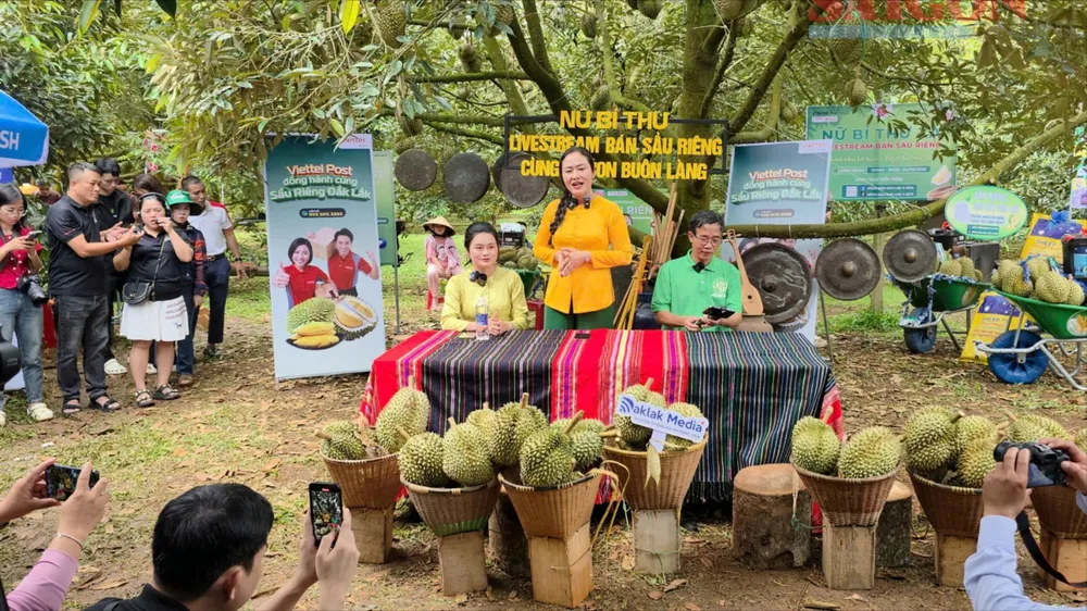 Nữ bí thư xã ở Đắk Lắk trực tiếp “lên sóng” bán sầu riêng cho người dân