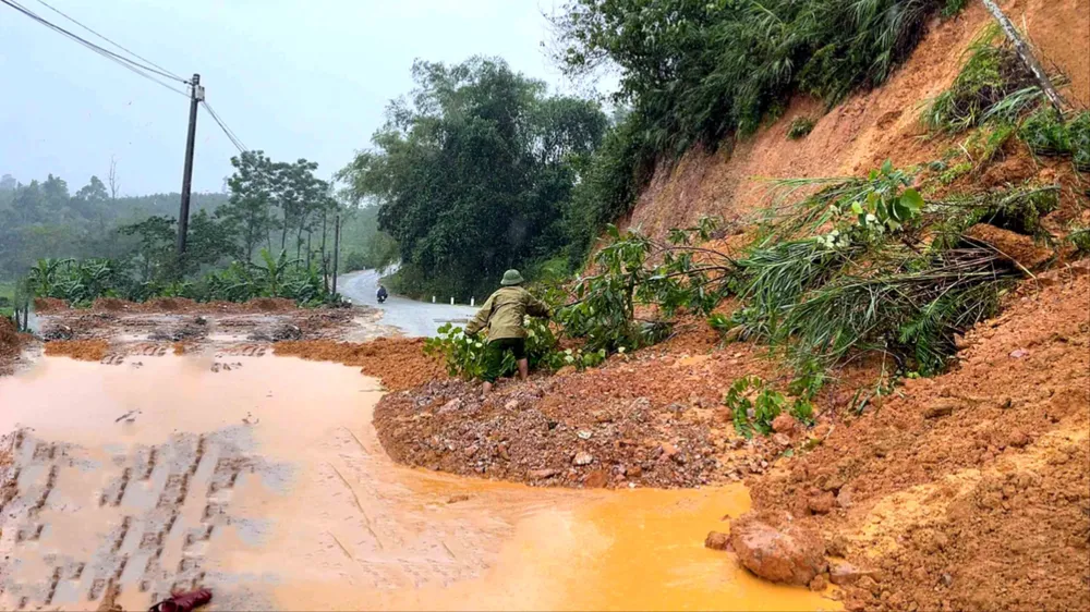 Sạt lở khiến đất đá, cây cối tràn xuống lòng đường trục xã ở thôn Quyết Thắng, xã Sơn Kim 2, tỉnh Hà Tĩnh