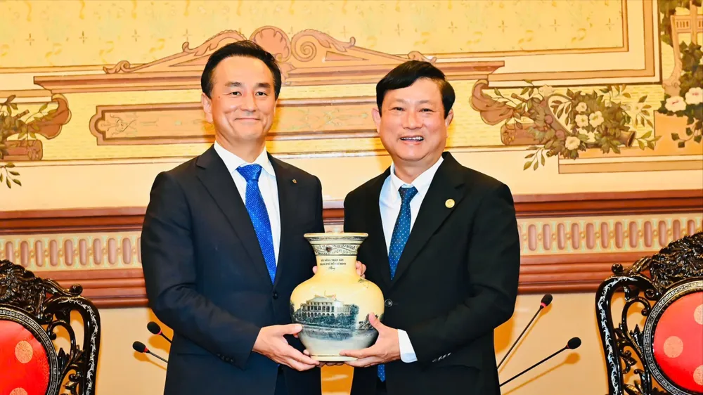 Chủ tịch HĐND TPHCM Võ Văn Minh trao quà lưu niệm tặng Thống đốc Muraoka Tsugumasa
