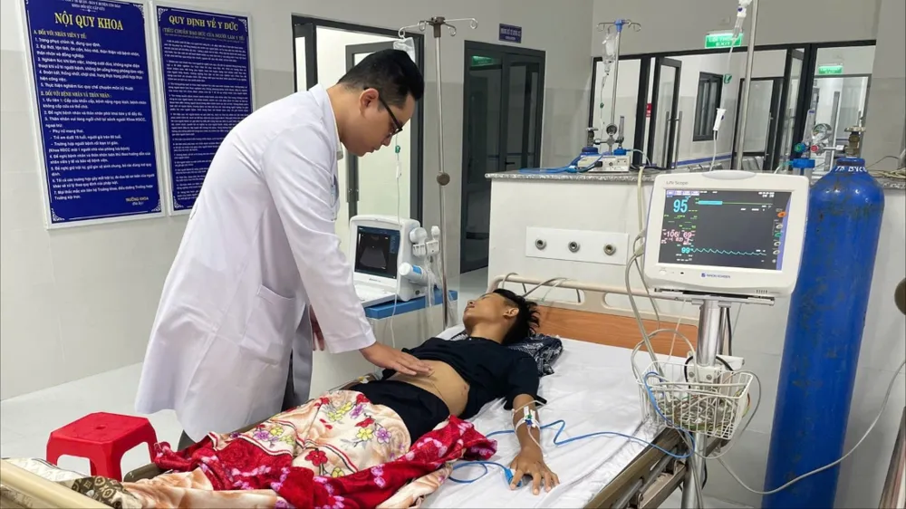 Bác sĩ đang thăm khám cho người bệnh