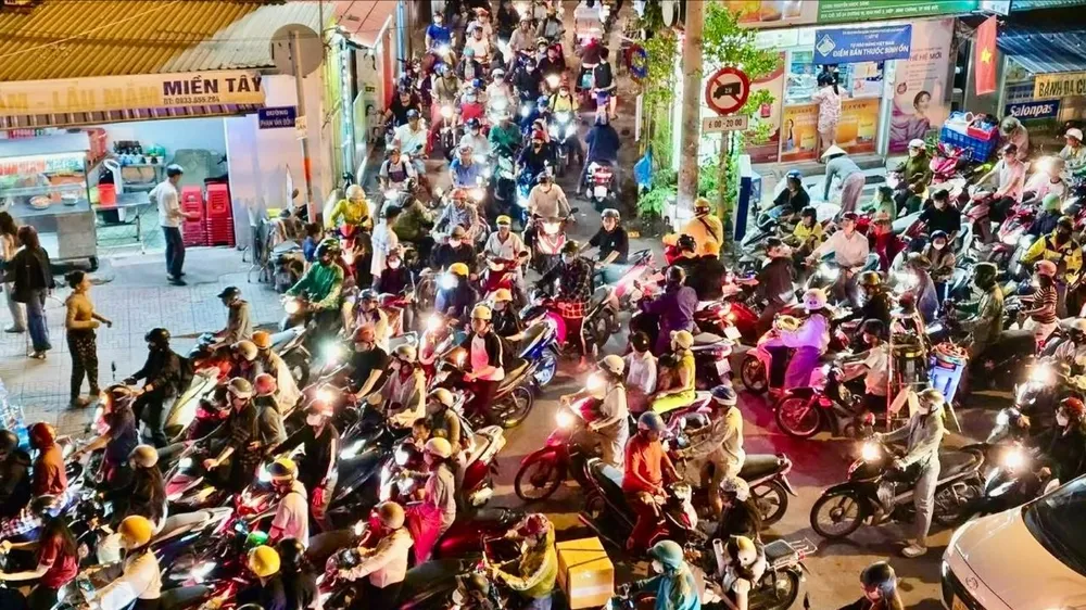 Kẹt xe nghiêm trọng khu vực cầu Nguyễn Văn Cừ - Võ Văn Kiệt