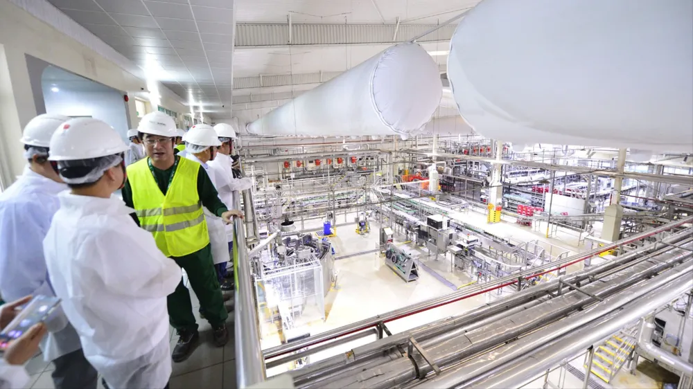 Các đại biểu và nhà đầu tư tham dự hội thảo tham quan nhà máy Carlsberg tại KCN Phú Bài