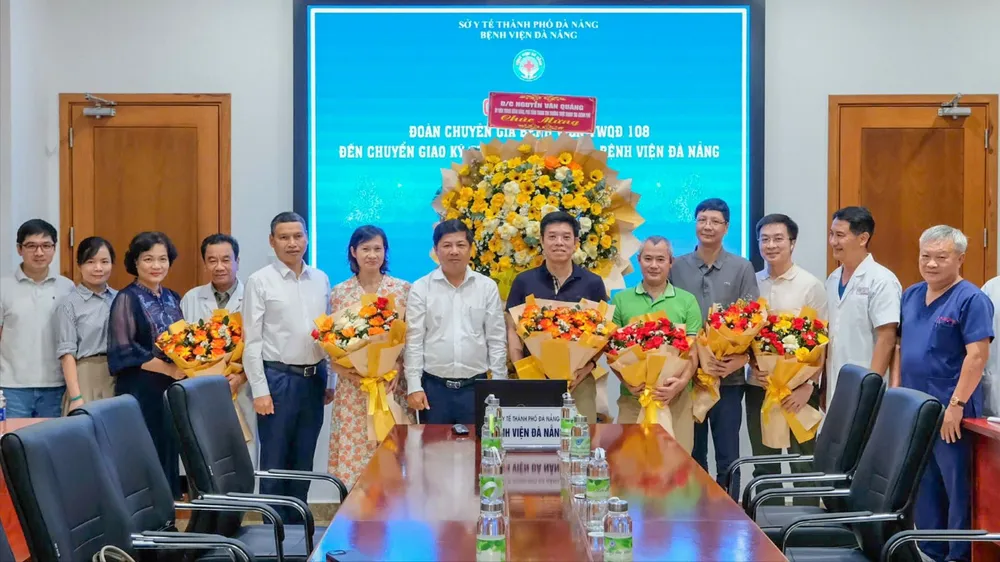 Bí thư Thành ủy Đà Nẵng tặng hoa cảm ơn Bệnh viện Trung ương Quân đội 108 đã hỗ trợ Bệnh viện Đà Nẵng thực hiện thành công ca ghép gan đầu tiên