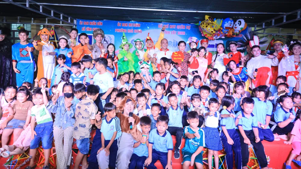 Hàng chục ngàn sản phẩm dinh dưỡng Vinamilk đã được gửi tặng cho thiếu nhi vùng biên tại xã Vĩnh Hưng, tỉnh Tây Ninh