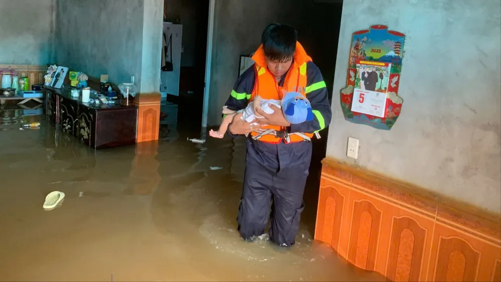 Công an Hà Nội lội nước, đi từng nhà hỗ trợ người dân xã Trung Giã