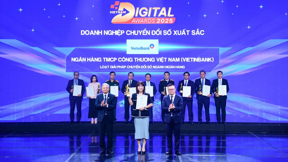 Bà Phùng Thu Hà, Trưởng Ban Chuyển đổi số VietinBank đại diện nhận Giải thưởng Doanh nghiệp Chuyển đổi số xuất sắc 2025