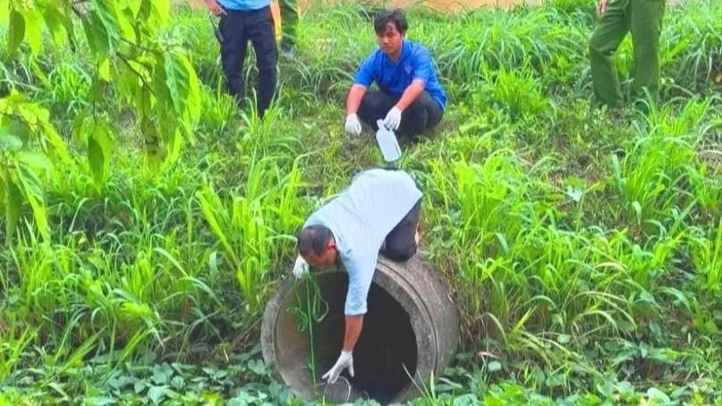 Lực lượng chức năng kiểm tra và phát hiện các thông số vượt quy chuẩn cho phép. Ảnh: CA