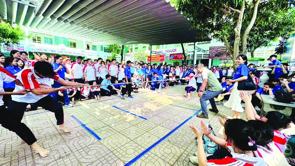 Trường THPT Nguyễn Thị Minh Khai (phường Rạch Dừa) tổ chức nhiều hoạt động sôi nổi để học sinh tăng kết nối trực tiếp, từ bỏ thói quen sử dụng điện thoại vào giờ chơi. Ảnh: KHÁNH CHI 