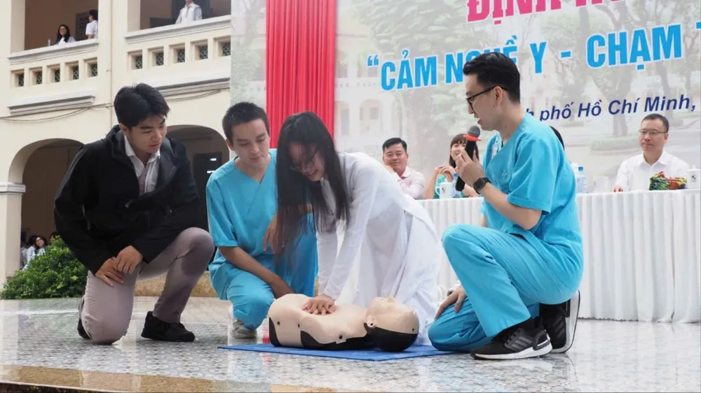 Học sinh trường chuyên thử sức làm bác sĩ