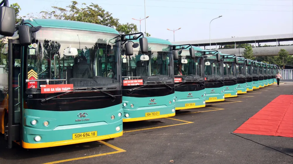 Tiếp tục đưa vào vận hành gần 600 xe buýt điện 