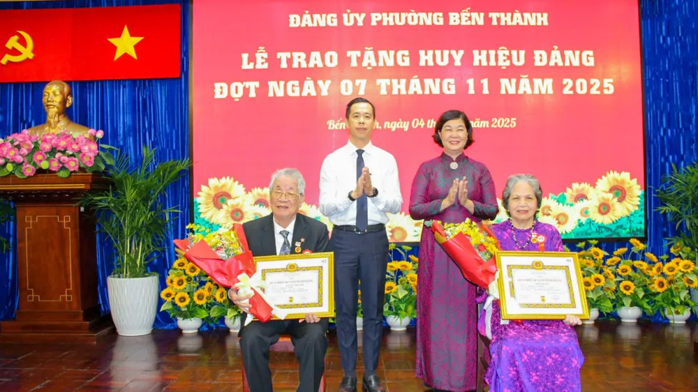 Lãnh đạo phường Bến Thành trao tặng Huy hiệu 60 năm tuổi Đảng cho các đảng viên