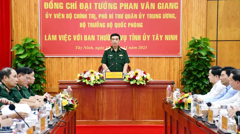 Tây Ninh phát triển kinh tế - xã hội gắn liền với bảo đảm quốc phòng, an ninh 